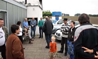 Besucher vor der Sternwarte Neanderhöhe in Erkrath