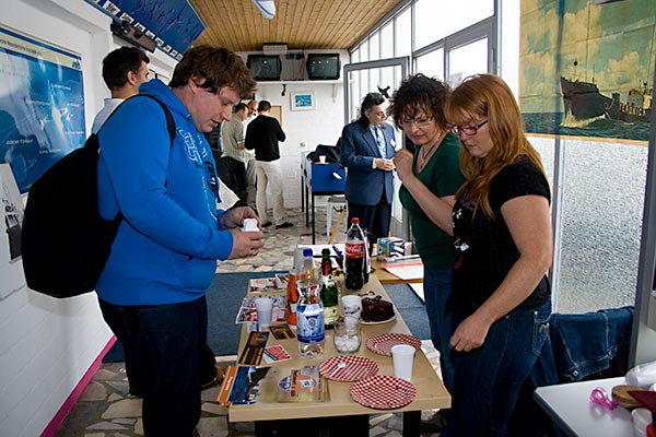 Angela Hauck an der Kasse